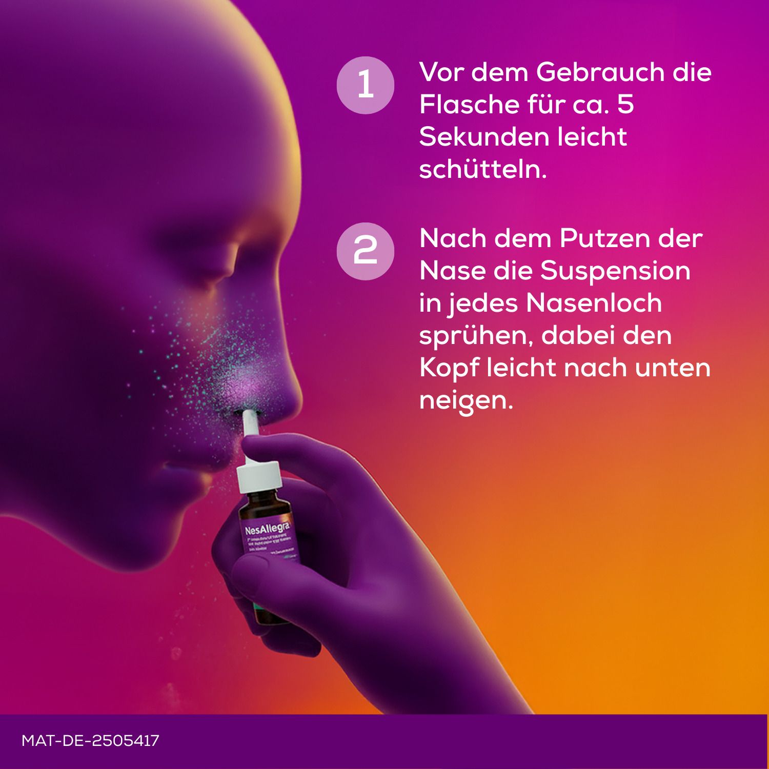 Person sprüht NasAllegra® Heuschnupfenspray in Nase. Lila Hintergrund. Text: Anwendungshinweise.