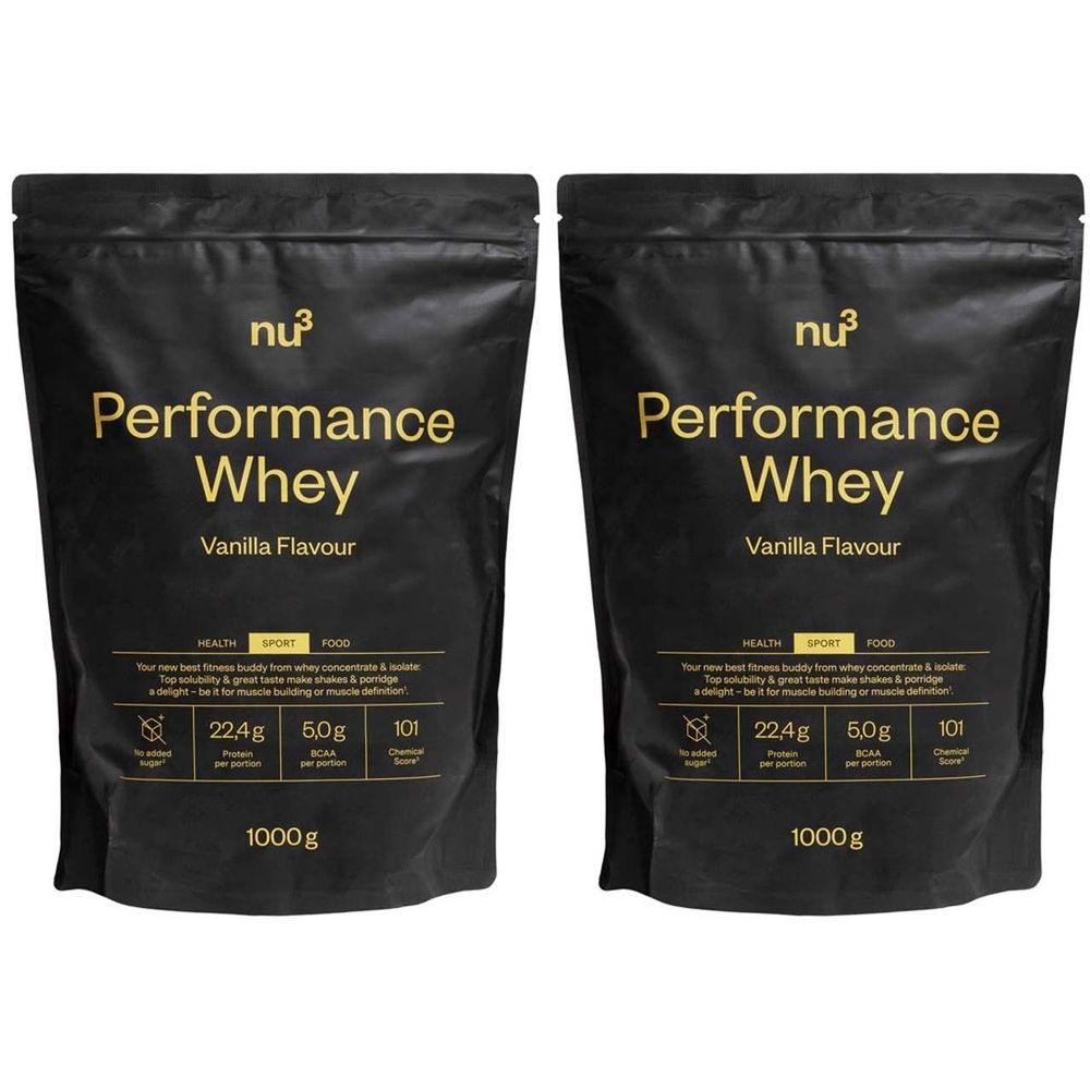 Zwei schwarze Beutel mit „nu3 Performance Whey, Vanille Flavour“. Aufschrift: 22,4g Protein, 5,0g BCAAs, 101 Kalorien, 1000g.