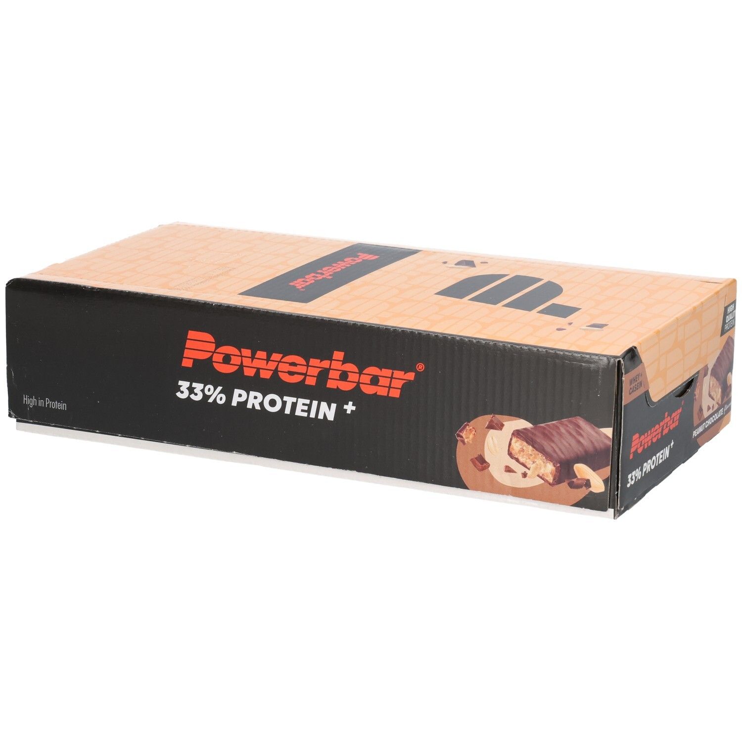 Karton mit Proteinriegeln. Aufschrift: Powerbar 33% Protein+. Abbildung eines Riegels mit Erdnuss-Schokoladen-Geschmack.