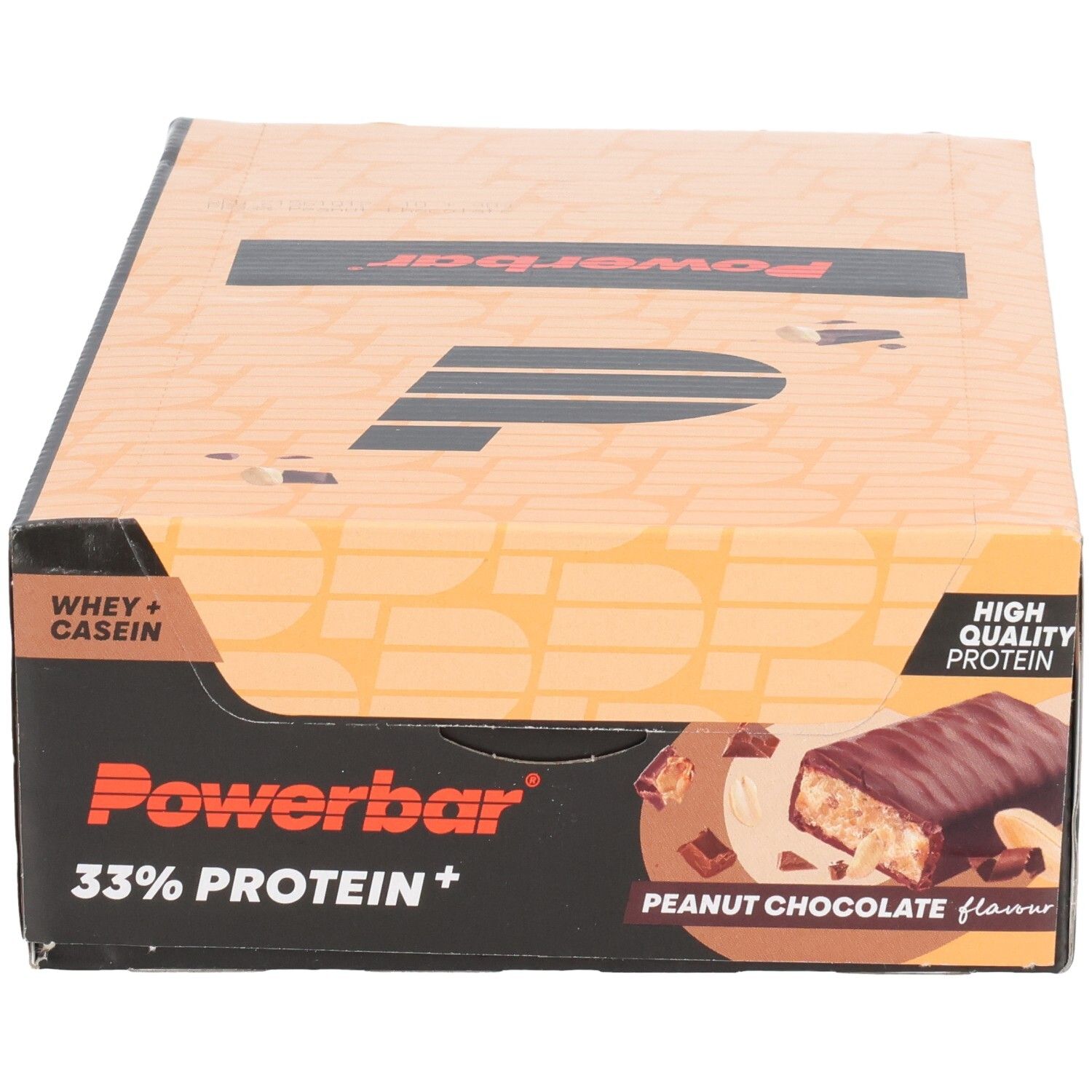 Karton mit Proteinriegeln. Aufschrift: Powerbar 33% Protein+. Abbildung eines Riegels mit Erdnuss-Schokoladen-Geschmack.