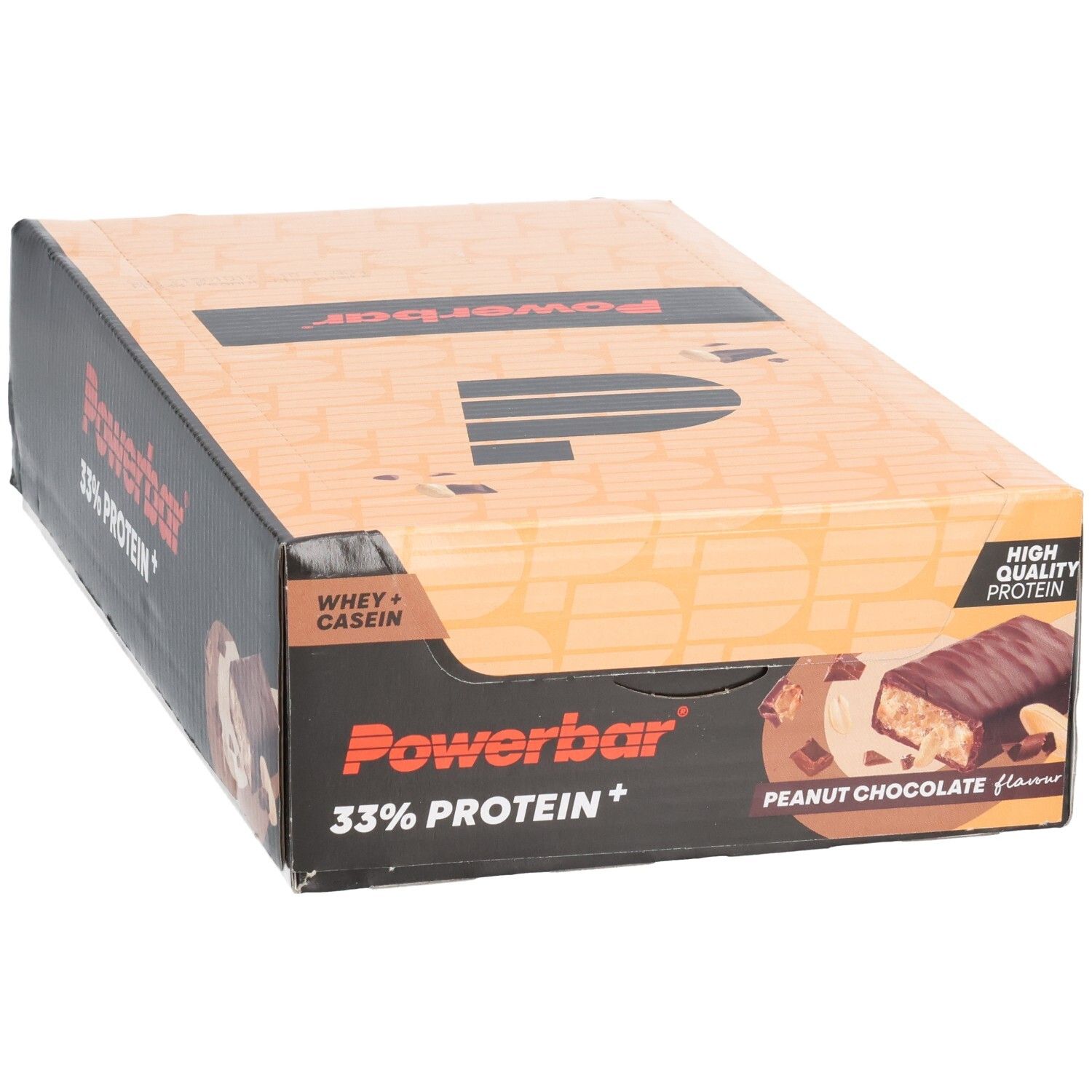 Karton mit Proteinriegeln. Aufschrift: Powerbar 33% Protein+. Abbildung eines Riegels mit Erdnuss-Schokoladen-Geschmack.