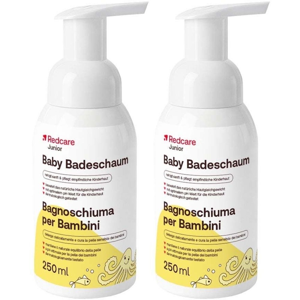 Zwei weiße Flaschen mit Pumpaufsatz. Aufschrift: Redcare Junior Baby Badeschaum. Aufdruck: 250ml.