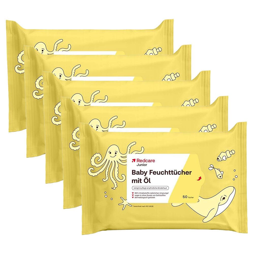 Fünf gelbe Feuchttücher-Packungen. Aufdruck: Tintenfisch, Wal, Fisch, Text: Baby Feuchttücher mit Öl, Redcare Junior. 50 Tücher.