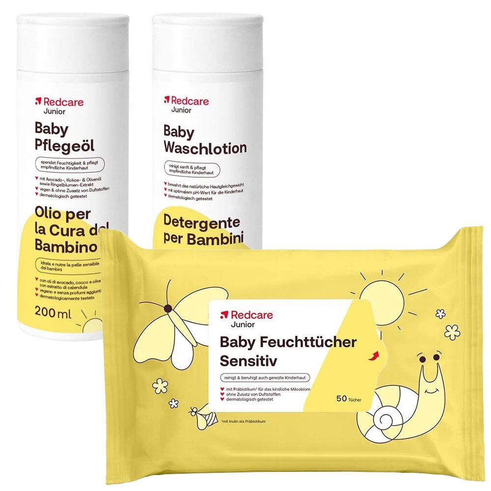 Drei Baby-Pflegeprodukte: Pflegeöl, Waschlotion und Feuchttücher. Die Produkte sind in weiß-gelber Verpackung mit Produktnamen und Illustrationen.