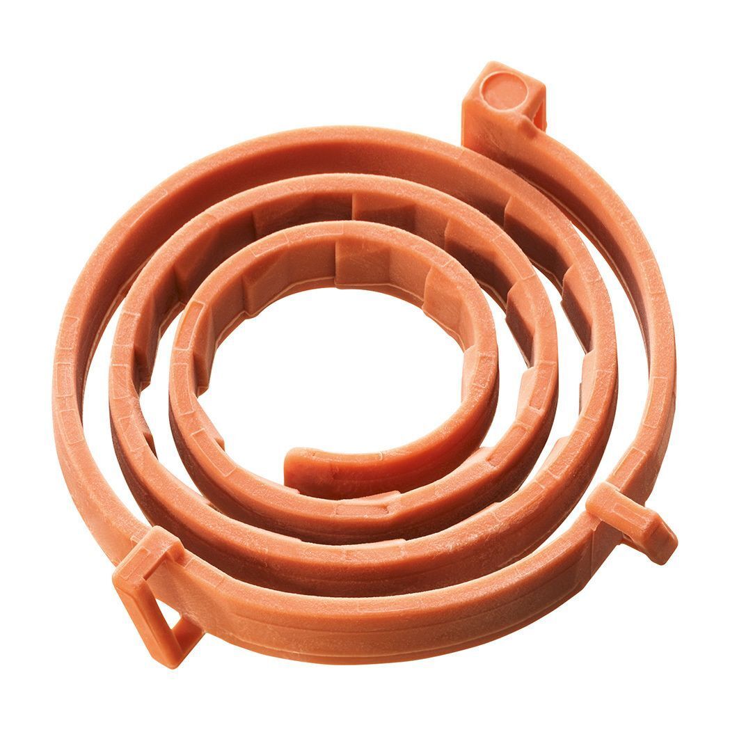 Braunes, spiralförmiges Halsband. Das Halsband hat eine rechteckige Form mit einem Verschluss.