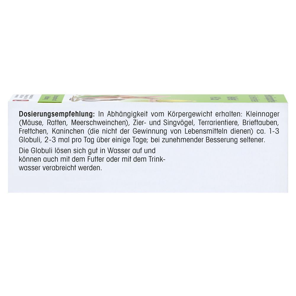 Weiße Schachtel mit Text. Dosierungsempfehlung für Kleinnager, Zier- und Singvögel, etc. Text in deutscher Sprache.