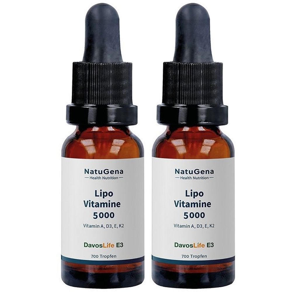 Zwei Flaschen NatuGena Lipo Vitamine 5000. Braune Glasflaschen mit schwarzen Deckeln und Pipetten. Aufschrift: Vitamin A, D3, E, K2.