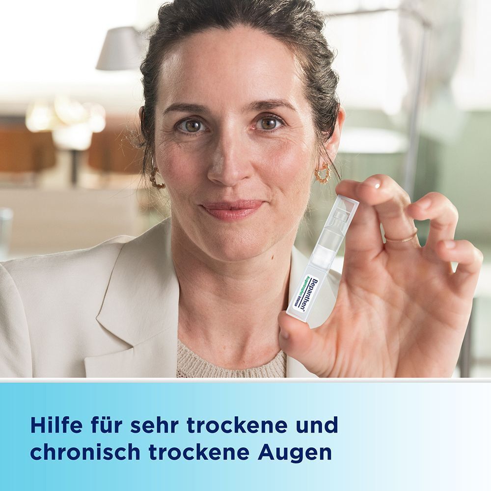 Frau hält eine Einzeldosis Bepanthen Augentropfen Intense.