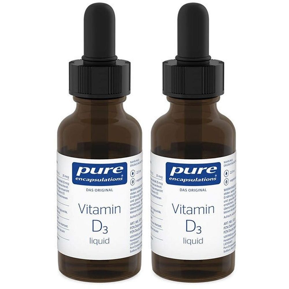 Zwei Flaschen Vitamin D3 liquid. Braune Glasflaschen mit schwarzen Pipetten. Weiße Etiketten mit Produktinformationen.