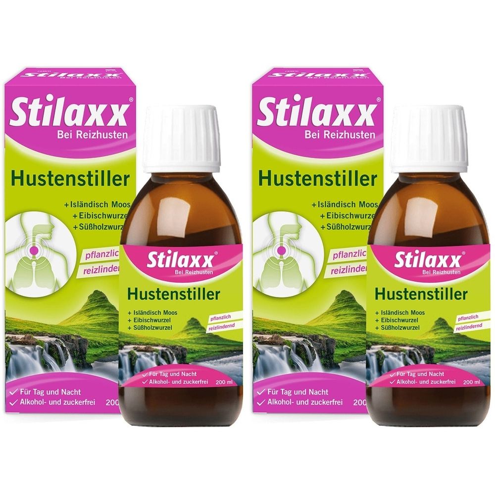 Zwei Flaschen und zwei Schachteln Stilaxx Hustenstiller. Braune Flaschen, weiße Deckel. Grüne und rosa Verpackung.