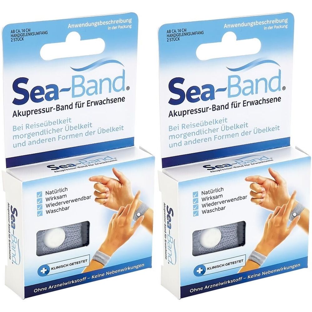 Zwei Packungen Sea-Band Akupressur-Band. Weiße Kartons mit Produktabbildung und Text. Band am Handgelenk, grau mit weißem Knopf.