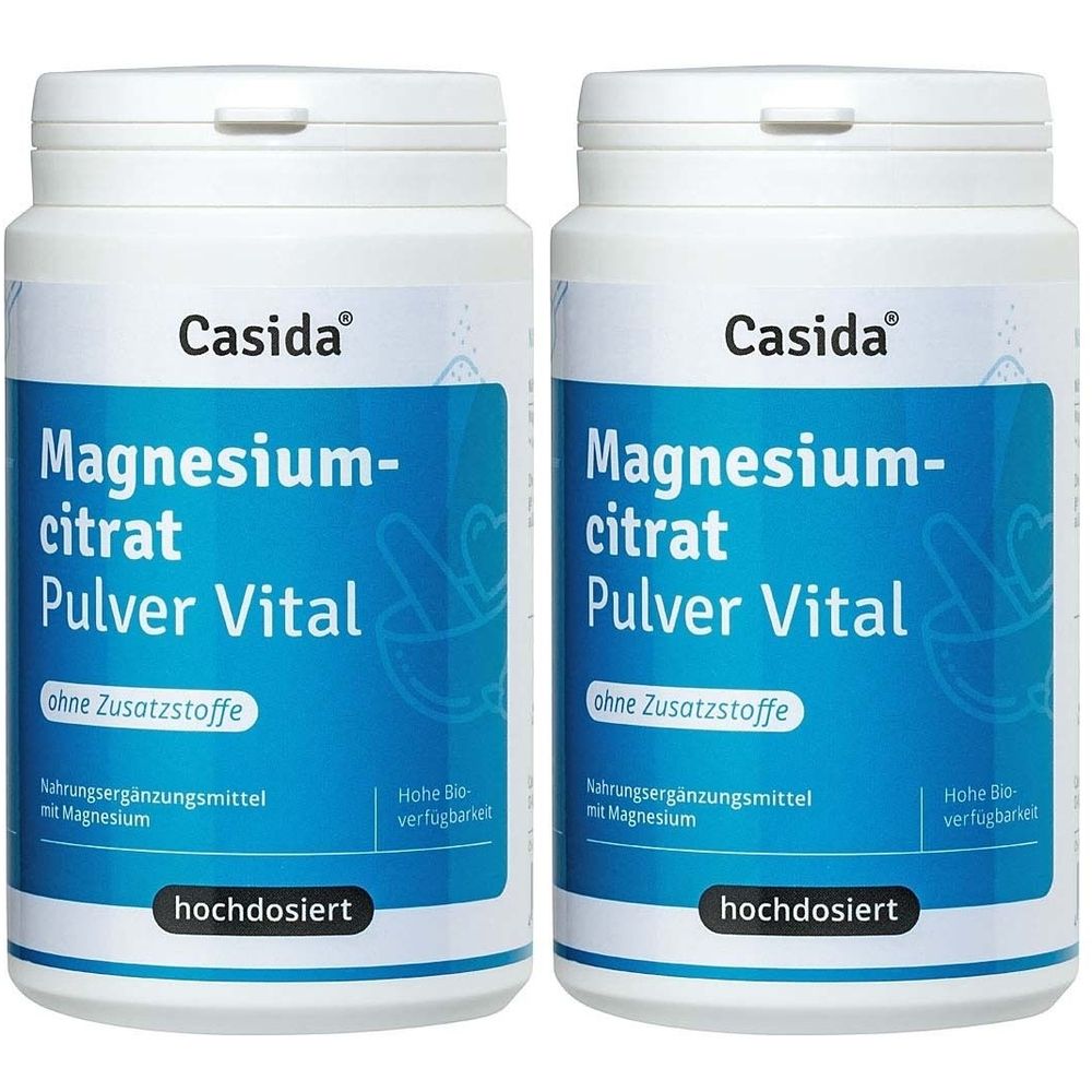 Zwei weiße Behälter mit blauem Etikett. Aufschrift: Casida Magnesiumcitrat Pulver Vital. Ohne Zusatzstoffe. Hochdosiert.