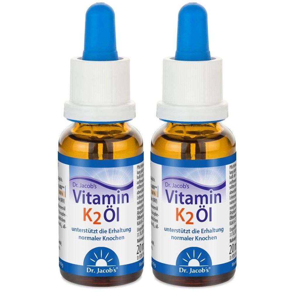Zwei Flaschen Dr. Jacob's Vitamin K2 Öl mit blauen Pipetten. Etikett mit Produktinformationen.