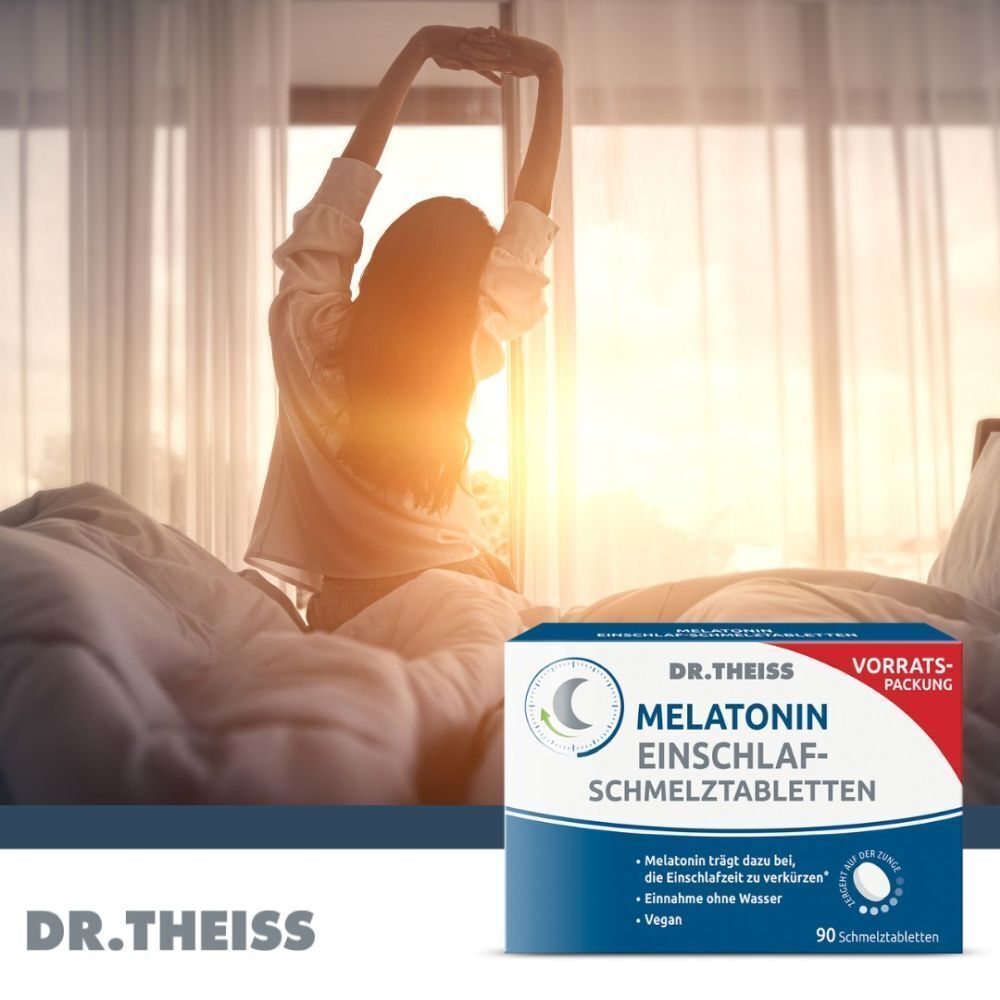 DR. THEISS Melatonin Einschlaf-Schmelztabletten Packung neben einer Frau, die im Bett aufwacht.