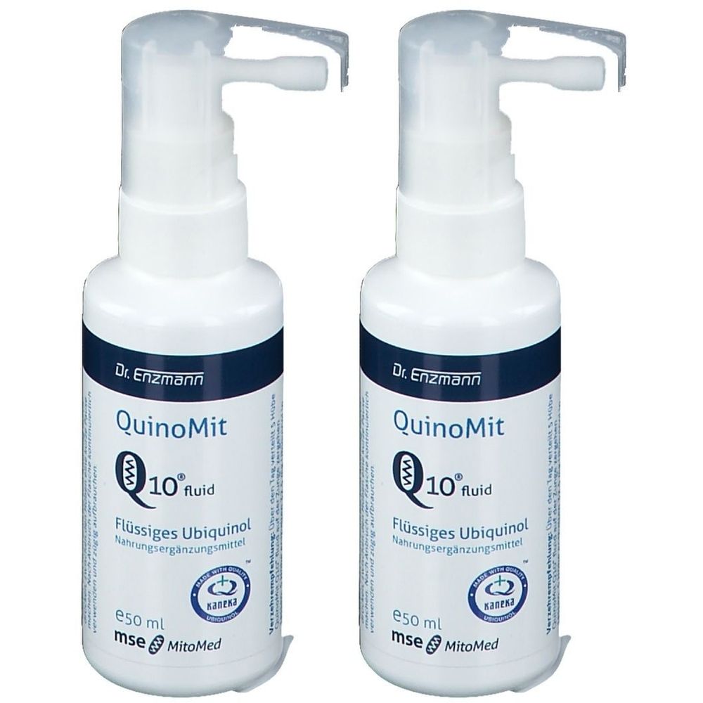 Zwei weiße Flaschen mit Pumpaufsatz. Aufschrift: QuinoMit Q10 fluid, Flüssiges Ubiquinol. Mit Siegel und Text in deutscher Sprache.