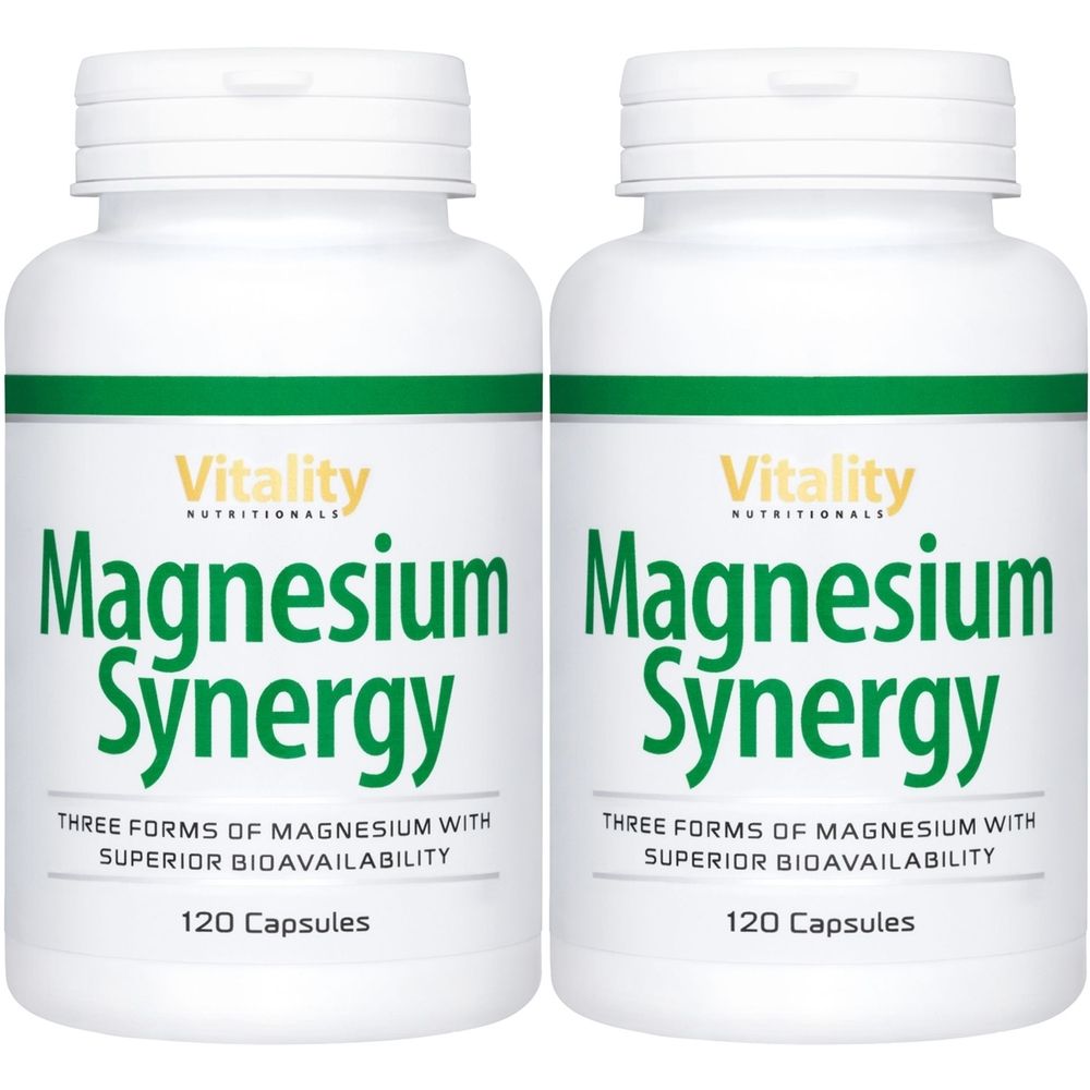 Zwei weiße Flaschen mit grünem Streifen und Aufschrift Magnesium Synergy. Enthält 120 Kapseln. Marke: Vitality Nutritionals.