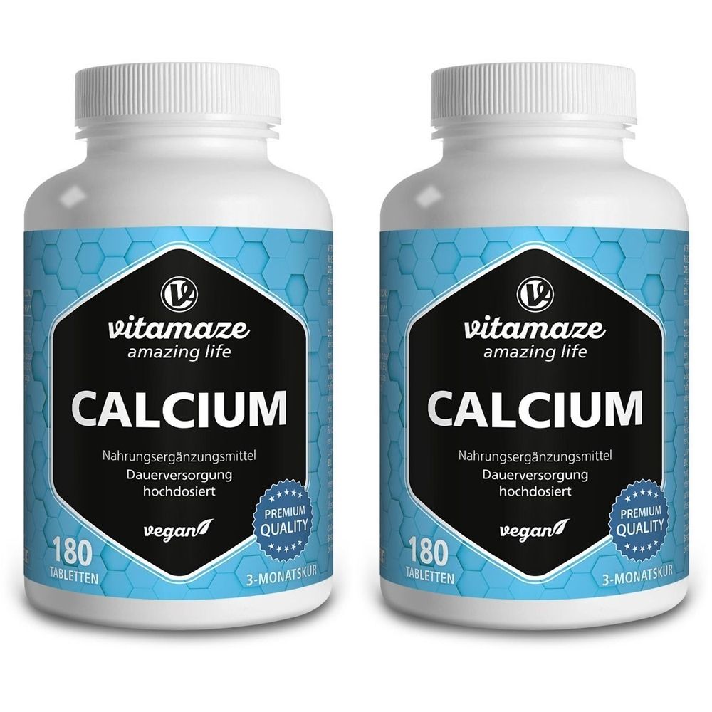 Zwei weiße Flaschen mit blau-schwarzen Etiketten. Aufschrift: CALCIUM, vitamaze, vegan, 180 Tabletten. Premium Quality Siegel.