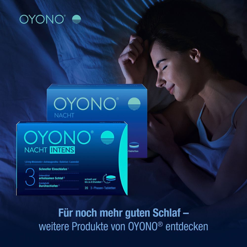 Eine Frau schläft friedlich. Zwei OYONO® NACHT INTENS Packungen im Hintergrund.