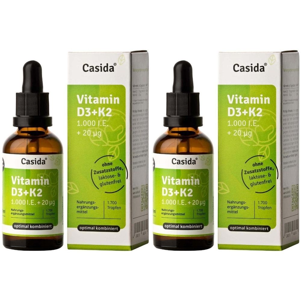 Drei Flaschen mit Vitamin D3+K2-Tropfen. Braune Glasflaschen mit schwarzem Tropfer und weiß-grüner Verpackung. Aufschrift: Casida.