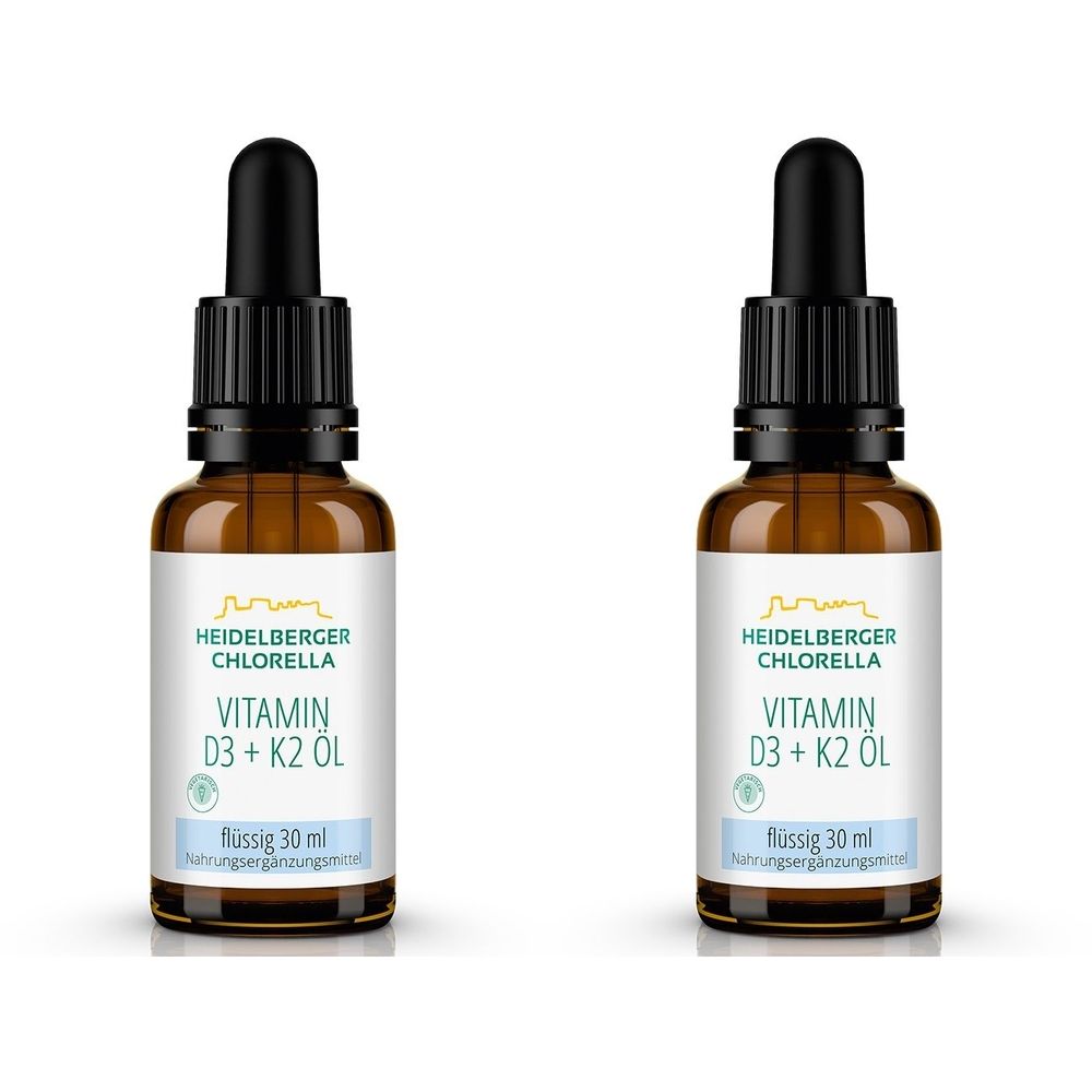 Zwei braune Glasflaschen mit schwarzem Tropfer. Auf dem Etikett steht "Heidelberger Chlorella Vitamin D3 + K2 Öl".