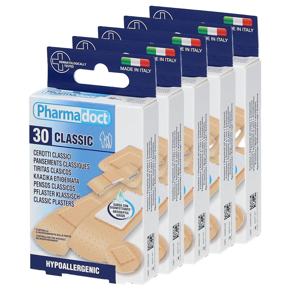 Mehrere Packungen Pflaster. Aufschrift: Pharmadoct, 30 Classic. Mit antiseptischer Auflage. Made in Italy. Hypoallergen.