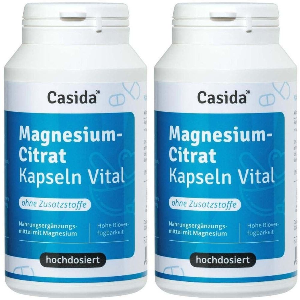 Zwei weiße Flaschen mit blauem Etikett. Aufschrift: Casida Magnesium-Citrat Kapseln Vital. Ohne Zusatzstoffe. Hochdosiert.