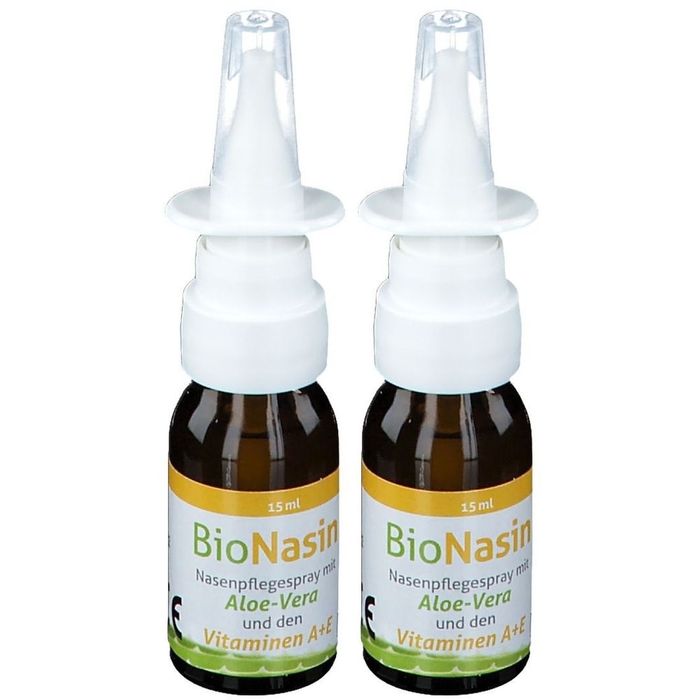 Zwei Flaschen Nasenpflegespray. Braune Glasflaschen mit weißen Sprühaufsätzen. Aufschrift: BioNasin, Aloe Vera, Vitamine A+E.