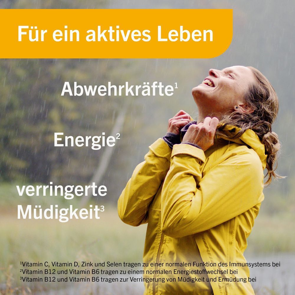 Frau im Regen mit gelber Jacke, die den Kopf hebt. Text: Abwehrkräfte, Energie, verringerte Müdigkeit.