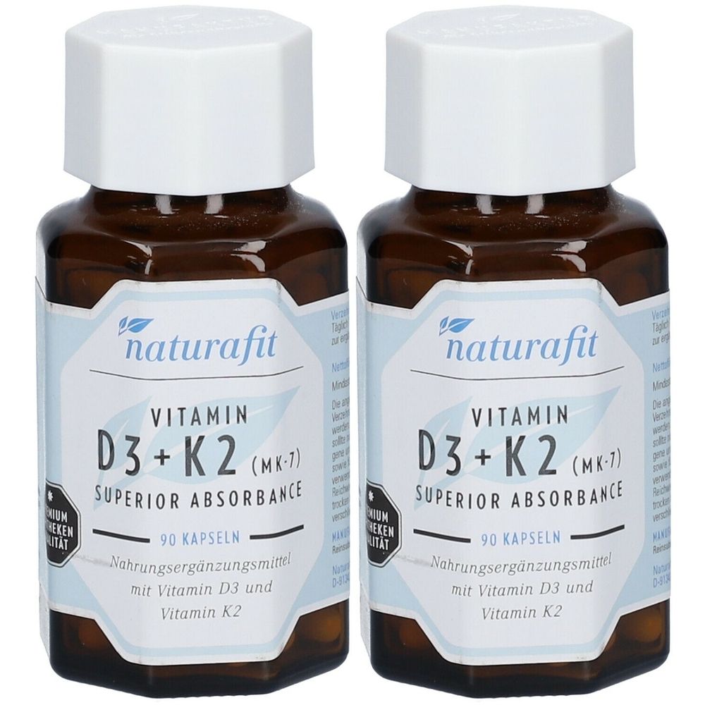 Zwei braune Glasflaschen mit weißen Deckeln. Auf den Etiketten steht "naturafit Vitamin D3+K2". 90 Kapseln. Premium Qualität.