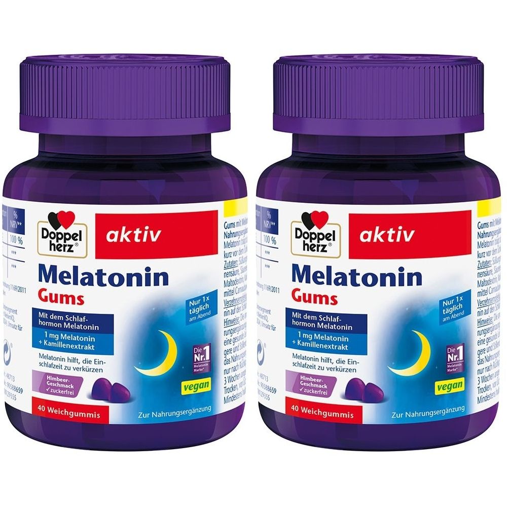 Zwei Flaschen Doppelherz aktiv Melatonin Gums. Lila Deckel, blaues Etikett mit Produktinformationen und Mond-Symbol. Vegan.