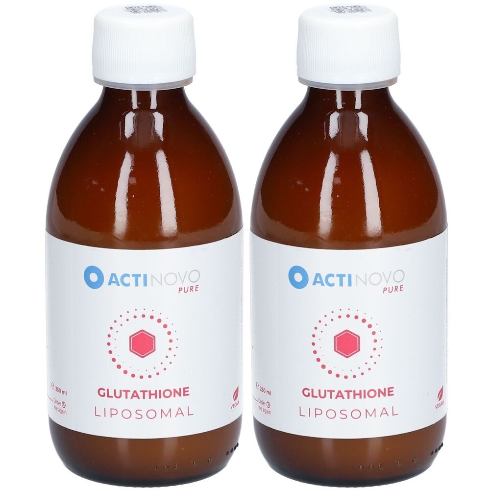 Zwei braune Glasflaschen mit weißem Deckel und Etikett. Auf dem Etikett steht ACTINOVO PURE, Glutathion Liposomal.