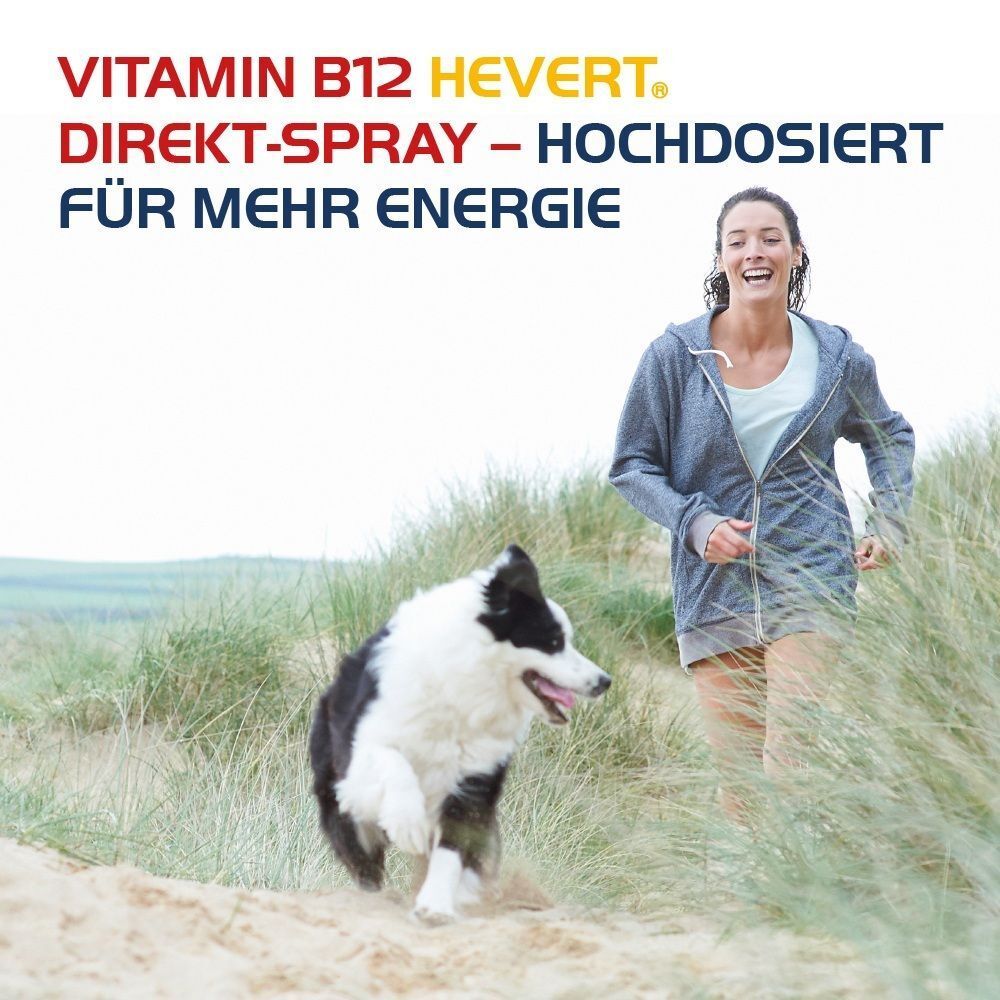 Lächelnde Frau mit Hund rennt am Strand, Text über Energie.