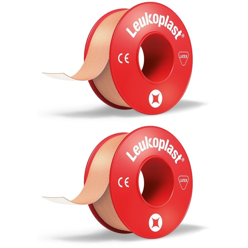 Zwei Rollen rotes Klebeband mit der Aufschrift Leukoplast. Das Band ist teilweise abgerollt und hat eine beige Farbe.