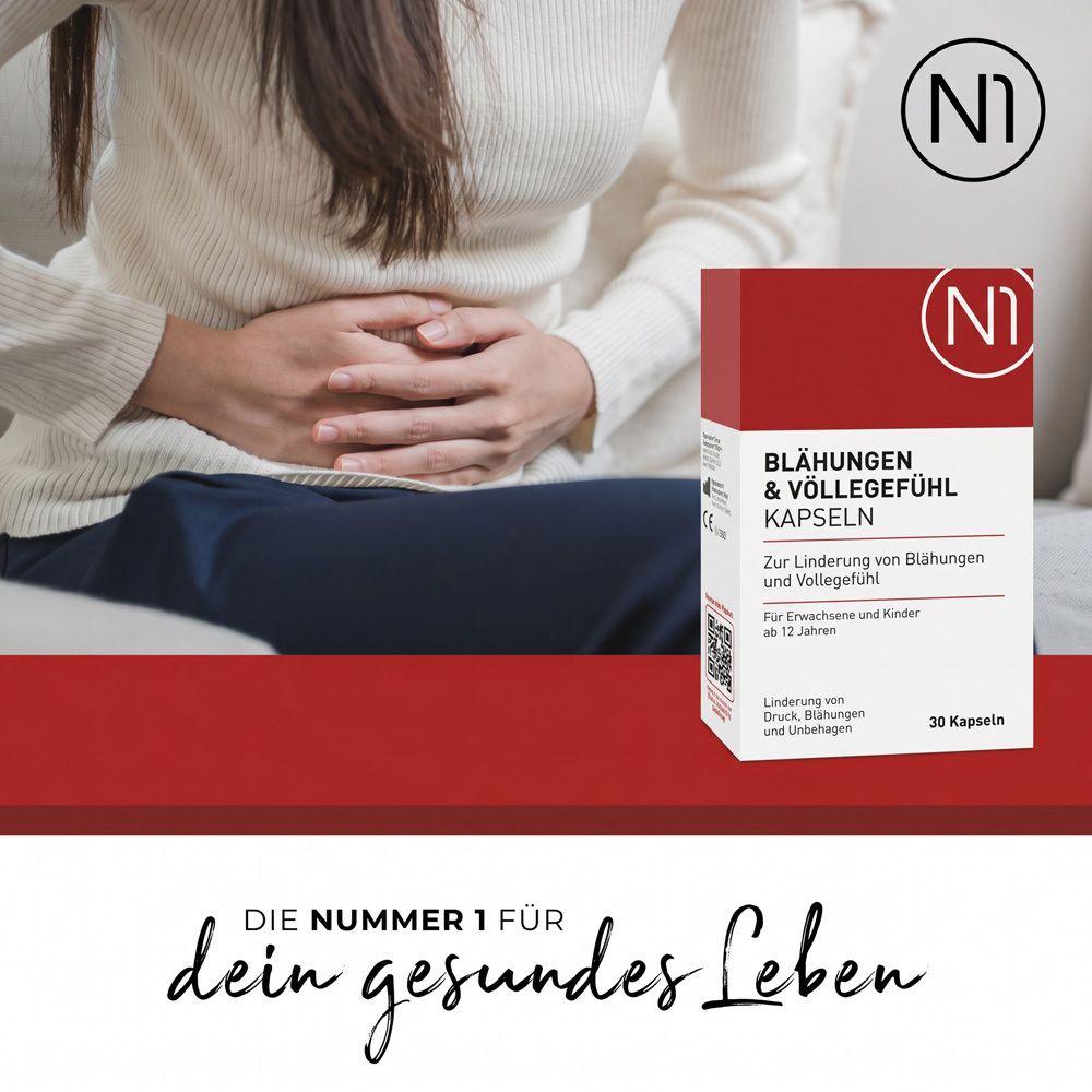 Frau hält eine Packung N1 Blähungen & Völlegefühl Kapseln, zur Linderung von Beschwerden.