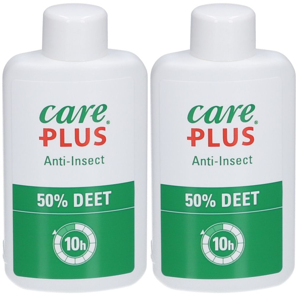 Zwei weiße Flaschen mit grünem und rotem Etikett. Aufschrift: Care Plus, Anti-Insect, 50% DEET. Zeigt ein 10h Symbol.