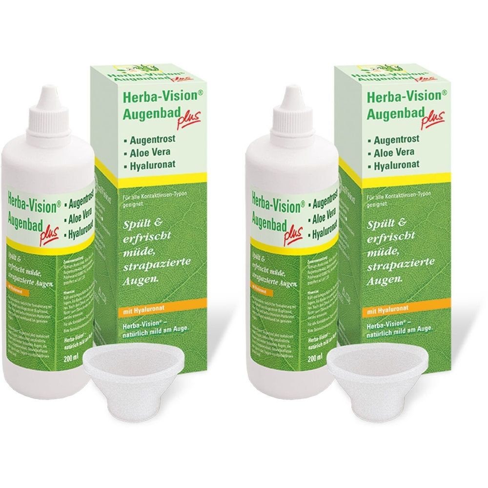 Zwei Flaschen und zwei Kartons Herba-Vision Augenbad plus. Weiße Flaschen, grüne und gelbe Verpackung, Augenbad-Becher.