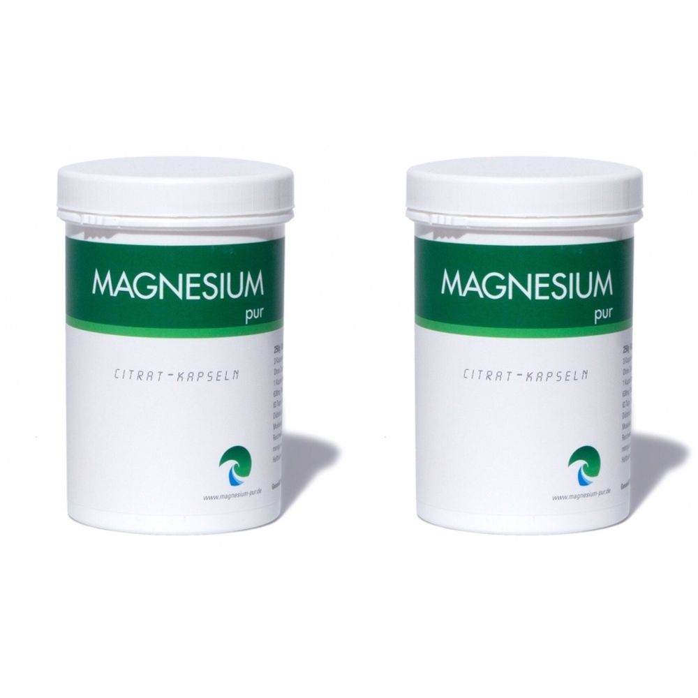 Zwei weiße Dosen mit grünem Etikett. Aufschrift: MAGNESIUM pur, CITRAT-KAPSELN. Logo mit grüner Welle.