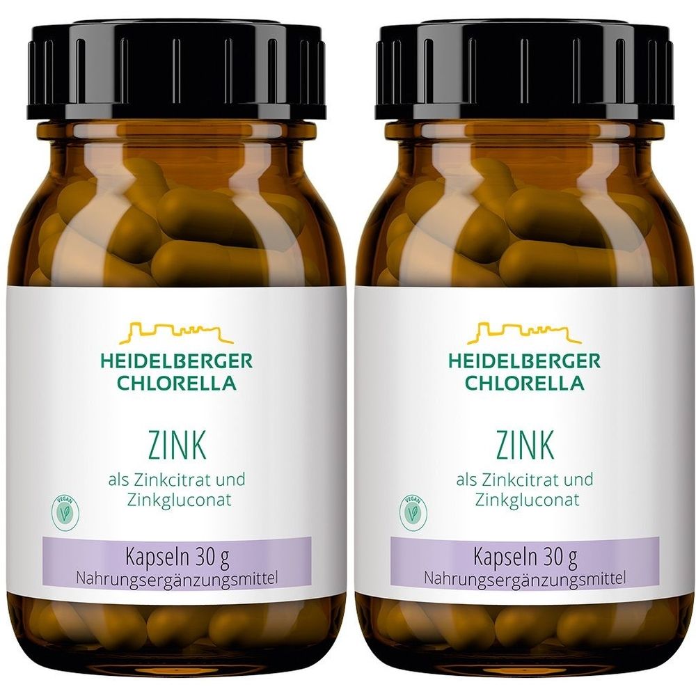 Zwei Flaschen Heidelberger Chlorella® Zink Kapseln. Braune Glasflaschen mit schwarzen Deckeln und weißen Etiketten. Aufschrift: Zink.