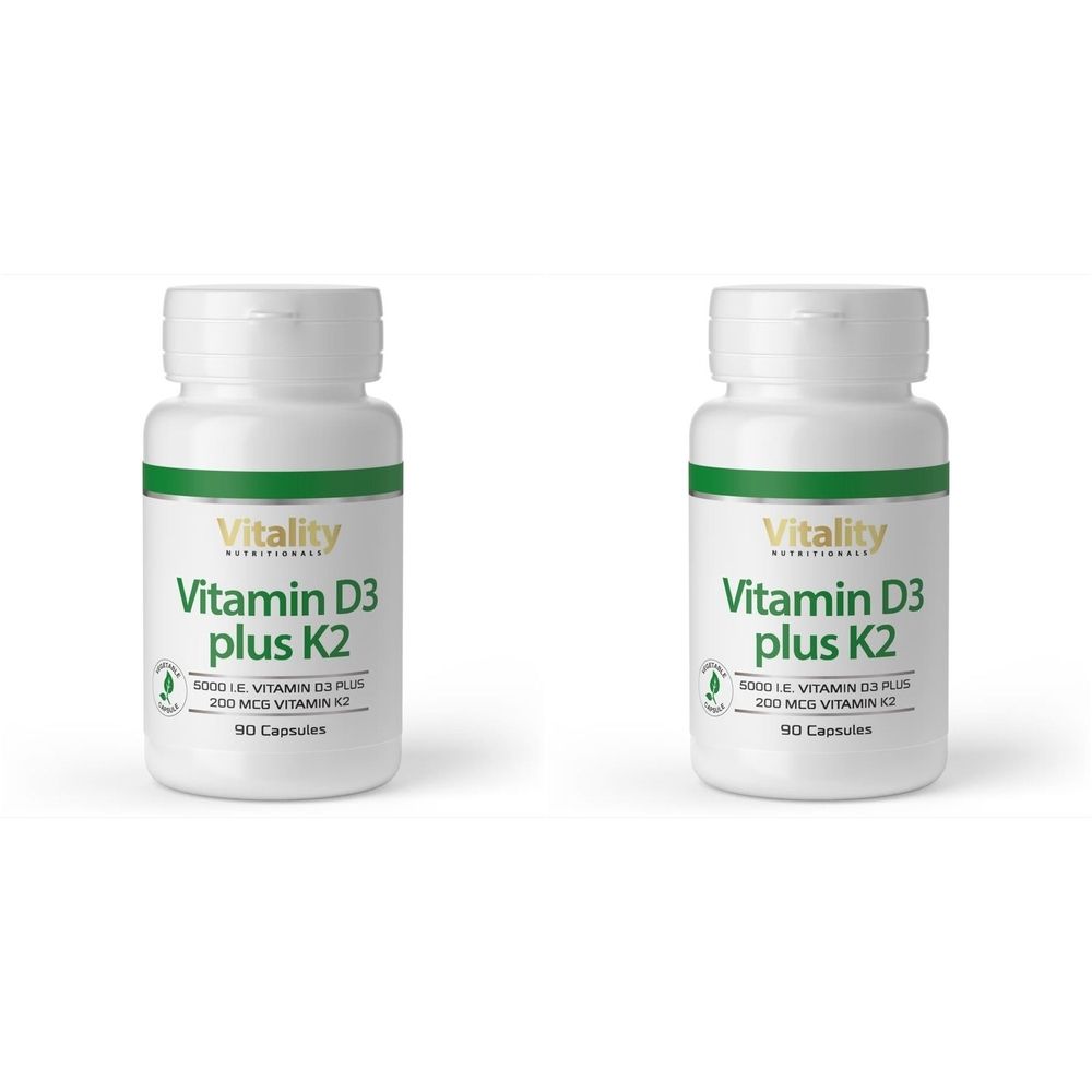 Zwei weiße Flaschen mit grünen Etiketten. Aufschrift: Vitamin D3 plus K2. Marke: Vitality. Enthält 90 Kapseln.