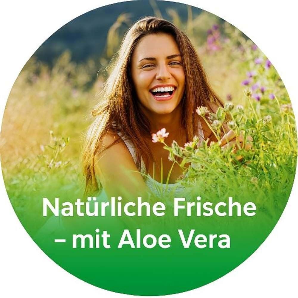 Lächelnde Frau im Freien. Natürliche Frische mit Aloe Vera.