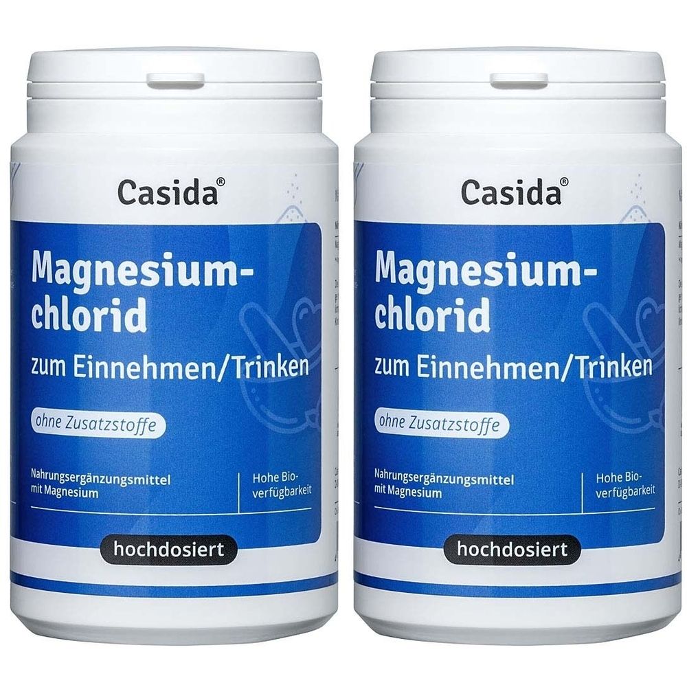 Zwei weiße Flaschen mit blauem Etikett. Aufschrift: Casida Magnesiumchlorid zum Einnehmen/Trinken. Ohne Zusatzstoffe. Hochdosiert.