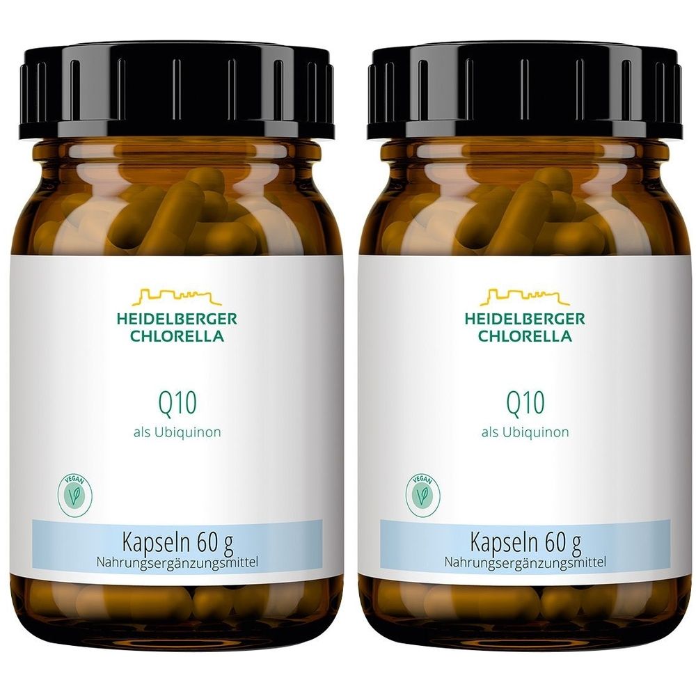 Zwei braune Glasflaschen mit schwarzen Deckeln. Auf den Etiketten steht: Heidelberger Chlorella, Q10 als Ubiquinon, Kapseln 60 g.