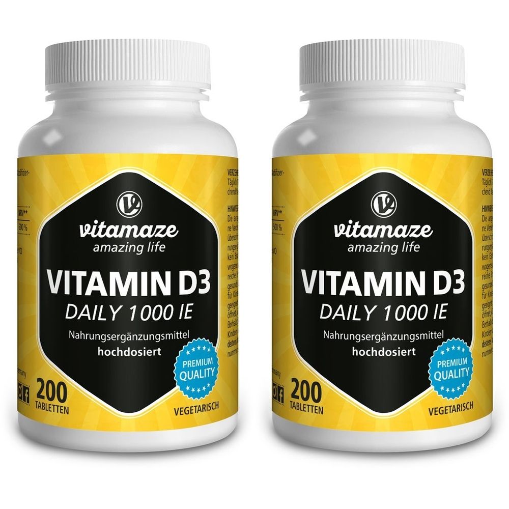 Zwei weiße Flaschen mit gelben Etiketten. Aufschrift: Vitamin D3, Daily 1000 IE, 200 Tabletten, vegetarisch. Marke: Vitamaze.