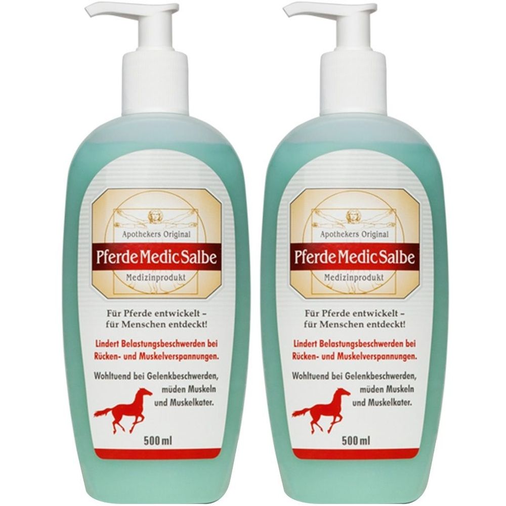 Zwei grüne Flaschen mit weißem Pumpkopf. Aufschrift: Apothekers Original Pferde Medic Salbe. Rotes Pferd-Logo. Text: 500 ml.