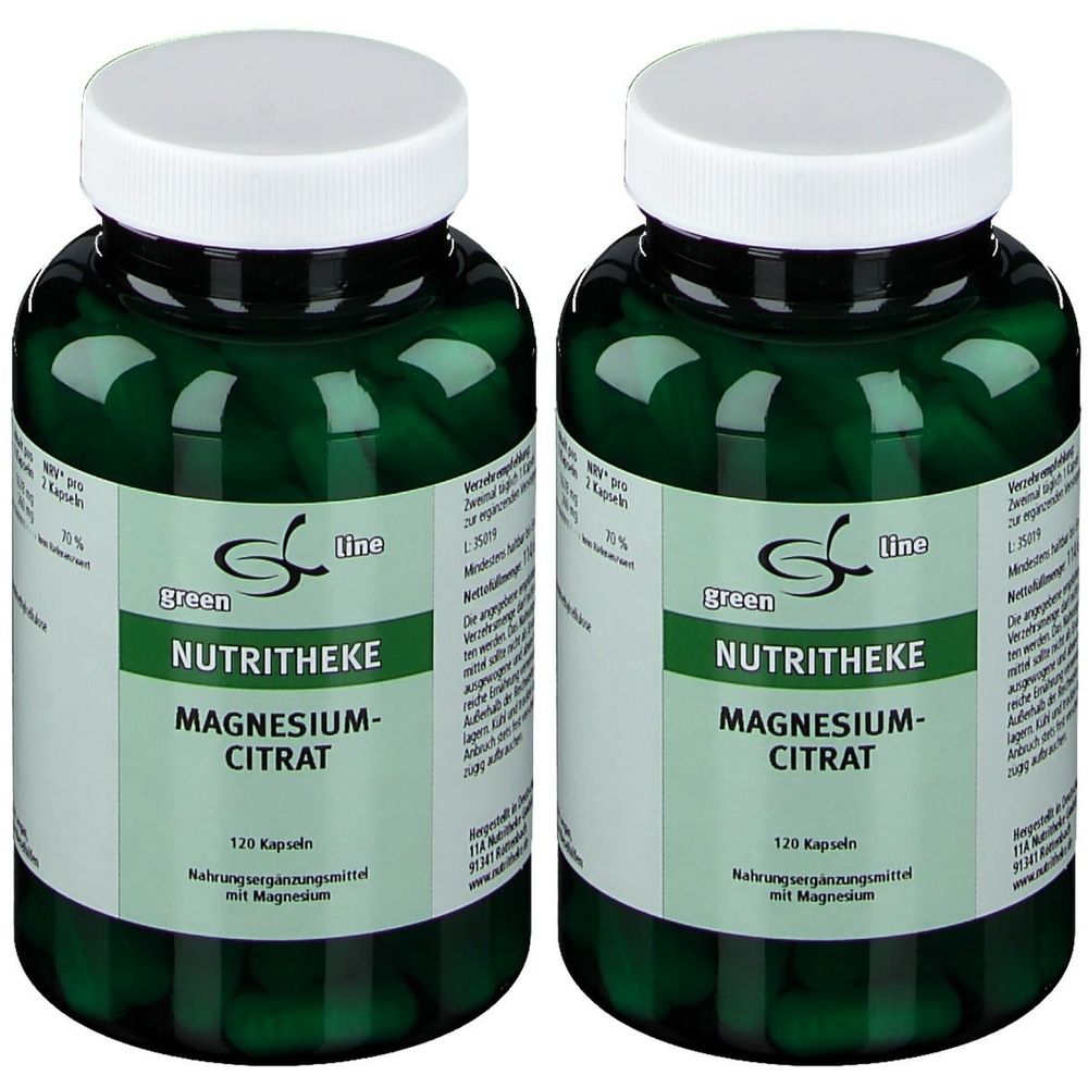 Zwei grüne Flaschen mit weißen Deckeln. Auf den Etiketten steht "NUTRITHEKE MAGNESIUM-CITRAT".