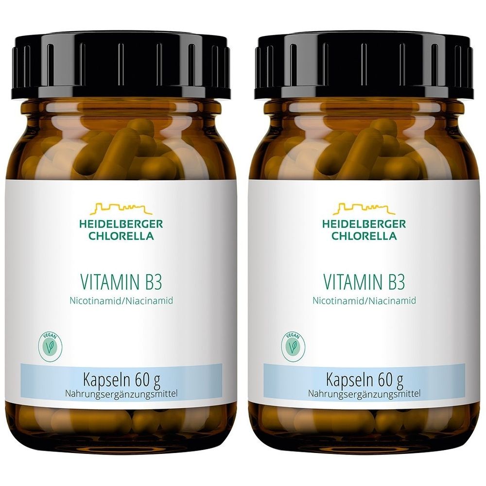 Zwei braune Glasflaschen mit schwarzen Deckeln. Auf den Etiketten steht "HEIDELBERGER CHLORELLA Vitamin B3". Kapseln 60 g.