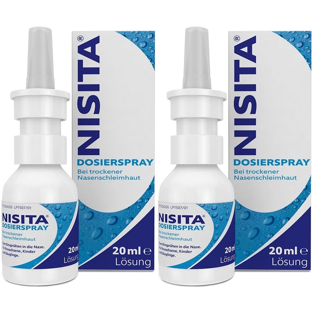 Zwei weiße Flaschen mit Sprühaufsatz und Verpackungen. Auf den Flaschen und Verpackungen steht "NISITA DOSIERSPRAY".