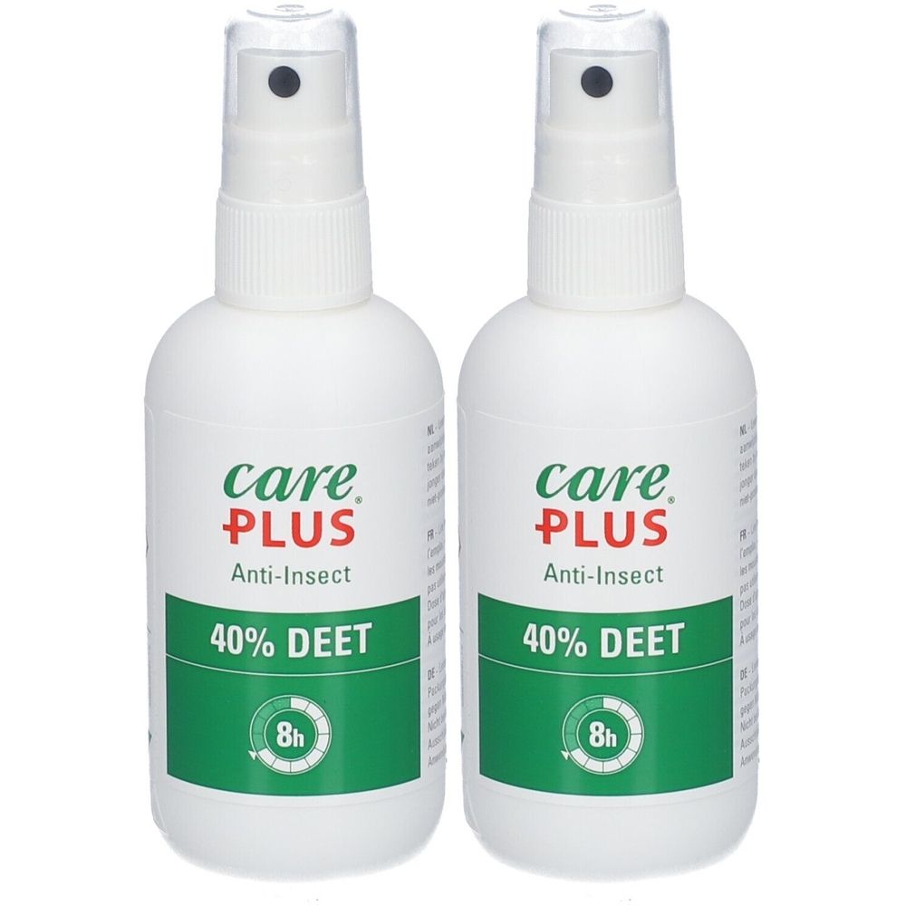 Zwei weiße Sprühflaschen mit grünen Etiketten. Aufschrift: care plus, Anti-Insect, 40% DEET, 8h.