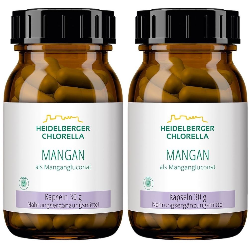 Zwei braune Glasflaschen mit schwarzen Deckeln. Auf den Etiketten steht "HEIDELBERGER CHLORELLA MANGAN". Darunter "Kapseln 30 g Nahrungsergänzungsmittel".