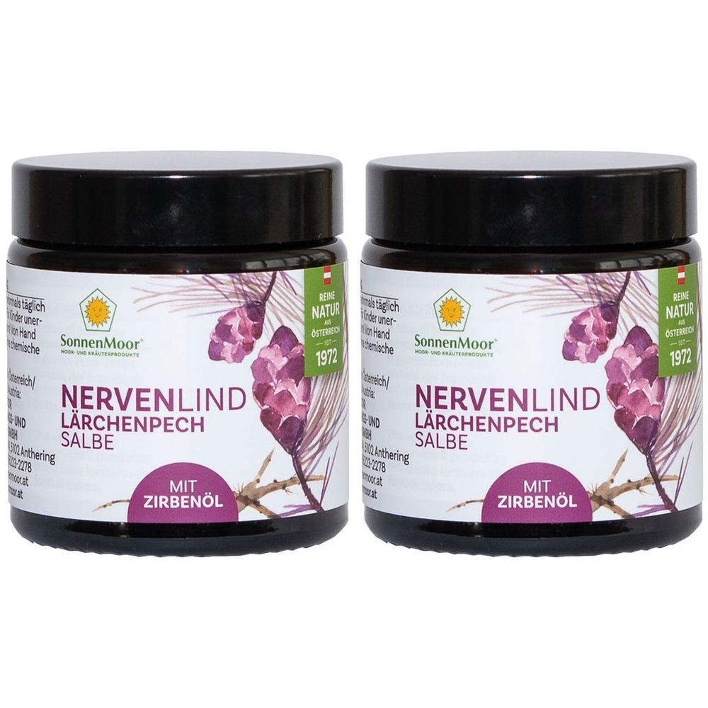 Zwei Tiegel SonnenMoor Nervenlind Lärchenpechsalbe. Schwarze Deckel, weiße Etiketten mit Produktnamen, Illustrationen und Logo. Mit Zirbenöl.
